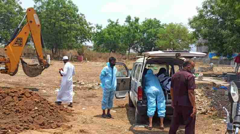 Humanity : రైలు కిందపడి కోవిడ్ రోగి సూసైడ్, అంత్యక్రియలకు ముందుకురాని కుటుంబం, మానవత్వం చాటుకున్న ముస్లిం యువత