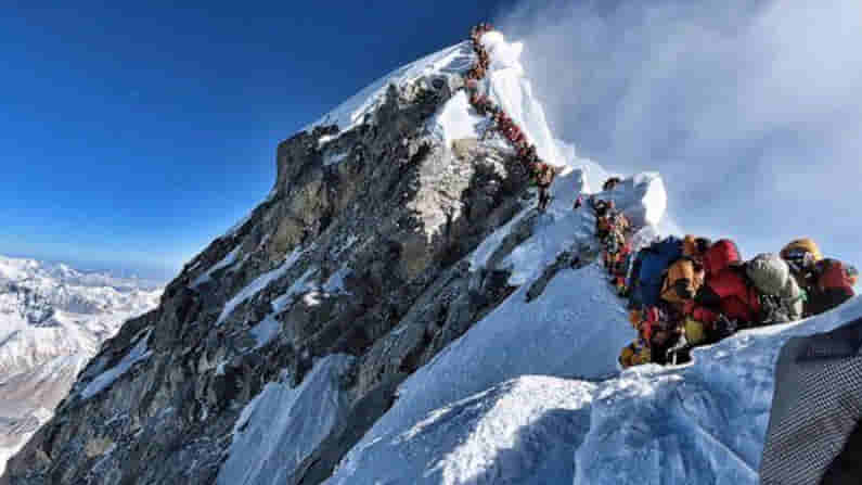 ఎవరెస్ట్ శిఖరానికెక్కిన కోవిడ్ 19, బేస్ క్యాంపులో ఒకరికి కరోనా వైరస్ పాజిటివ్, ఆసుపత్రికి తరలింపు