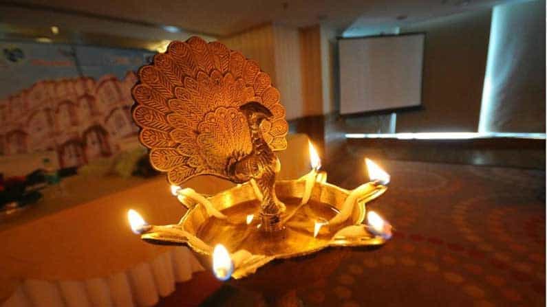హిందూ సాంప్రదాయంలో దీపారాధనకు అత్యంత విశిష్ట స్థానం ఉంది. "దీపం జ్యోతిః పరంబ్రహ్మ స్వరూపంగా భావిస్తారు. వెలుగుతున్న వత్తి ప్రకాశాన్ని ఇస్తుంది. చీకటిని చీల్చుకుంటూ కాంతిని ప్రసరింపజేస్తుంది. దీపంలో దేవతలున్నారు, వేదాలు ఉన్నాయి, శాంతి ఉంది, అందుకనే దీపాన్ని నేరుగా అగ్నిపుల్లతో వెలిగించకూడదు. మరొక దీపం ద్వారా ప్రత్యేకంగా ముందుగా వెలిగించి పెట్టుకున్న దీపం నుంచి దీపారాధన చేయాలి.
