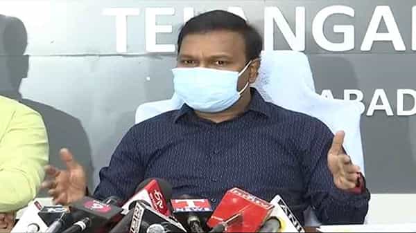 దేశంలో యుద్ధాన్ని మించిన హెల్త్ ఎమర్జెన్సీ... ఉప్పెనలా దూసుకొస్తున్న సెకండ్ వేవ్.. బెడ్స్, ఆక్సిజన్ కొరత లేదన్న డీఎంహెచ్వో