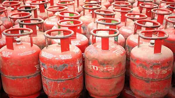 LPG Cylinder Price: గ్యాస్ వినియోగదారులకు షాక్.. పెరిగిన సిలిండర్ ధర.. ఈ రోజు నుంచి అమలు