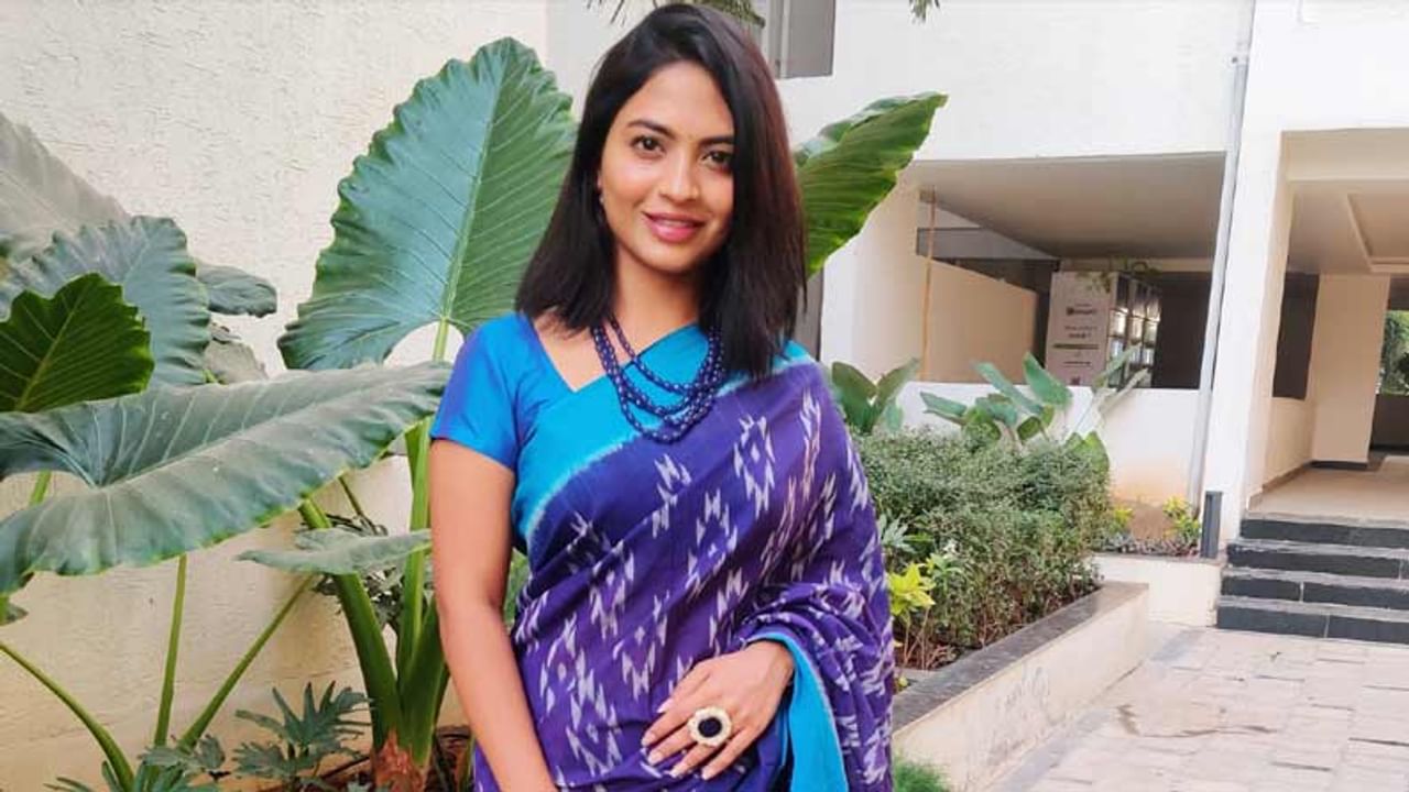 దేత్తడి హారిక .. ఈ పేరు ఇప్పుడు తెలుగు ప్రజలందరికి సుపరిచితమే.. తన దైన యాటిట్యూడ్ తో ఎంతో మంది అభిమానులను సొంతంచేసుకుంది ఈ చిన్నది. 