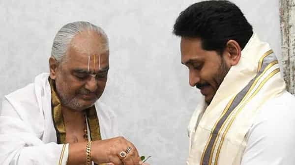 AV Ramana Deekshitulu : ఏపీ సీఎం వైఎస్ జగన్ను విష్ణుమూర్తితో పోల్చిన టీటీడీ ప్రధానార్చకులు రమణదీక్షితులు