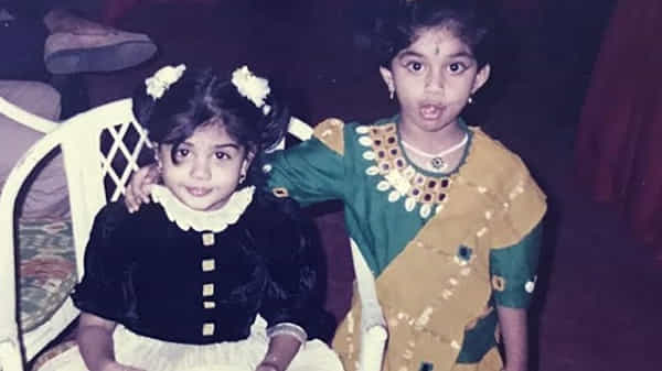 ఈ ఫోటోలోని ఇద్దరు హీరోయిన్స్ను గుర్తు పట్టారా.? సోషల్ మీడియాలో వైరల్ అవుతోన్న పిక్.!