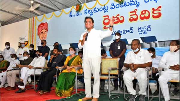 KTR : సాగులో కేసీఆర్ దేశానికే పాఠాలు నేర్పుతుంటే, గుజరాత్లో కూడా రైతులకు 24 గంటల ఉచిత విద్యుత్ అందించడం లేదు : కేటీఆర్