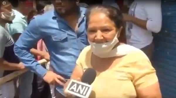 Delhi Lockdown : ఇంజక్షన్తో కాదు.. ఇదే సర్వరోగ నివారిణి.. ఢిల్లీలో లిక్కర్ కొంటోన్న లేడీ మాటలకు మందుబాబులు ఫుల్ ఫిదా