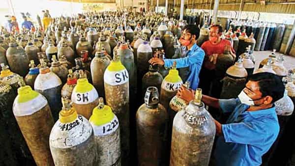 Medical Oxygen: ఆక్సిజన్ అందక గాలిలో కలుస్తున్న ప్రాణాలు..  పెరిగిన డిమాండ్, అందని సరఫరా.. వేధిస్తున్న కొరత
