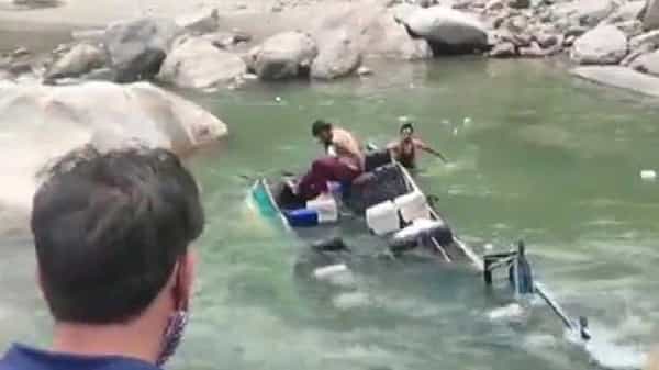 Road Accident: ఘోర ప్రమాదం.. నదిలోకి దూసుకెళ్లిన బస్సు.. ఏడుగురు మృతి..