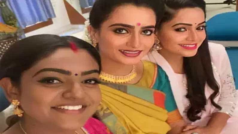 కన్నడ సీరియల్‏లో సౌందర్య గారు నాకు అమ్మగా నటించారు. అందుకే అప్పటినుంచి నేను అమ్మ అనే పిలుస్తాను. నేను సౌందర్య కన్నడలో మాట్లాడుకుంటాము. మమ్మల్ని చూసి ప్రేమి విశ్వనాథ్ మలయాళంలో మాట్లాడుతుంది. 