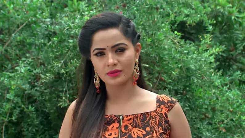 నేను కాకినాడలో ఓ షూటింగ్ పనిమీద వెళ్లినప్పుడు ఒక ముసలావిడ నా దగ్గరకు వచ్చి.. దీపను ఇబ్బంది పెడుతున్నాని నన్ను తిట్టింది. ఆమె మాటలకు చాలా బాధపడ్డాను. కానీ నా పాత్ర వారి మనసులోకి అంతగా వెళ్లినందుకు సంతోషపడ్డాను. బ్రహ్మనందంగారు నా నటను అభినందించారు. అది మరచిపోలేను. 