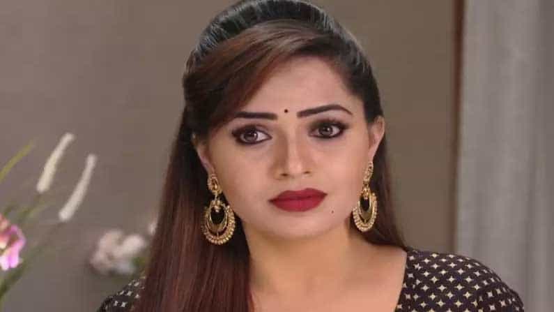 కానీ ఇప్పుడు మోనీత పాత్ర కోసం ఏదైనా చేయడానికి సిద్ధంగా ఉన్నాను. దీపా, సౌందర్య నన్ను చెంపదెబ్బ కొట్టిన సందర్బాలు చాలా ఉన్నాయి.  ఆ సమయంలో నేను సౌకర్యంగా ఉన్నానా లేదా అనేది మేకర్స్ చెక్ చేస్తుంటారు. 