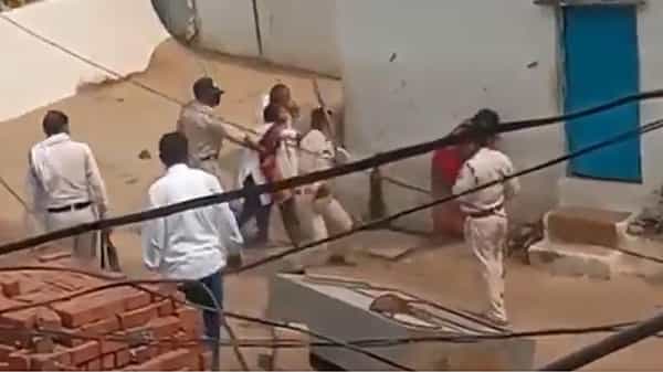 Police attack : పోలీసుల దాష్టీకం, వృత్తిధర్మం, మానవత్వం మరిచి కరోనా పేషంట్, కుటుంబ సభ్యులపై వికృత చేష్టలు