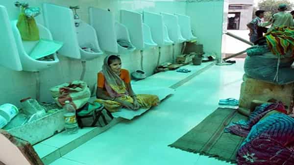ఆసుపత్రుల బయటే గంటల తరబడి కోవిడ్ రోగుల పడిగాపులు, బెడ్స్ లేక హాస్పిటల్స్ యాజమాన్యాల కలవరం