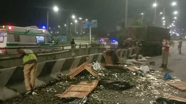 Road accident on ORR : హైదరాబాద్ ఔటర్ రింగ్ రోడ్డుపై ఘోర రోడ్డు ప్రమాదం, వేగంగా కల్వర్టును కొట్టిన లోడులారీ
