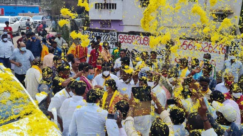 తిరుపతి ఉప ఎన్నిక ప్రచారం పీక్ స్టేజ్ కు చేరింది. మూడు పార్టీల ప్రధాన అభ్యర్థులు కాళ్లకు చక్రాలు కట్టుకుని ముమ్మర ప్రచారం చేస్తున్నారు. అయితే రాజకీయాల్లో సీనియర్ అయిన పనబాక లక్ష్మి తనదైన స్టైల్లో ఎన్నికల ప్రచారం చేస్తున్నారు.