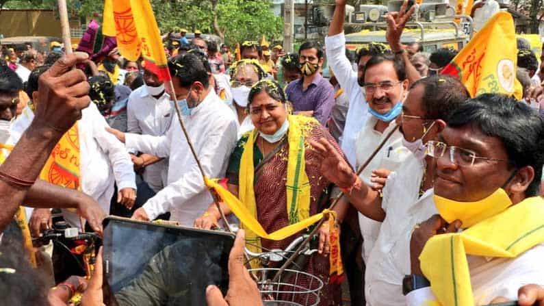 టీడీపీ అభ్యర్థి పనబాక లక్ష్మి ప్రచారంలో దూసుకుపోతున్నారు. వింత వింత అవతారాలు ఎత్తుతూ ప్రచారాన్ని పరుగులు పెట్టిస్తున్నారు. ఇంటింటి ప్రచారం నిర్వహిస్తున్న ఆమె. వినూత్న ప్రయత్నాలతో ఓటర్లను ప్రసన్నం చేసుకునేందుకు పాటుపడుతున్నారు.
