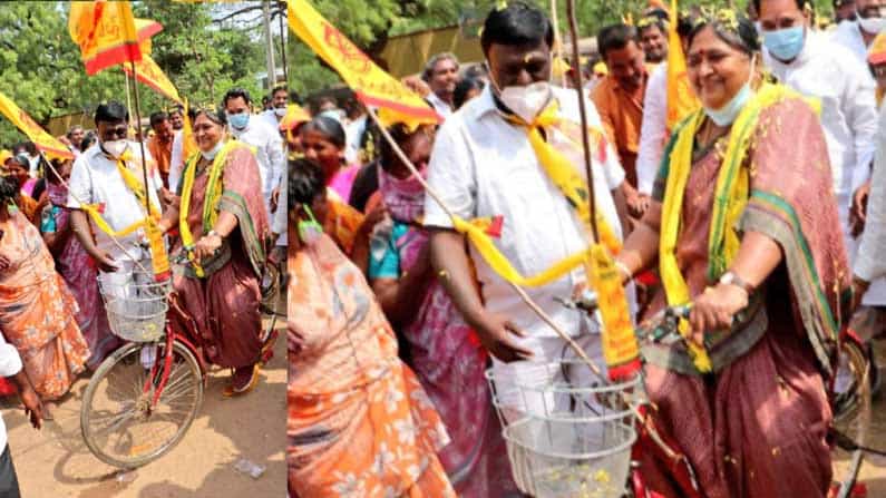 తిరుపతి పార్లమెంట్ టీడీపీ అభ్యర్థిని అయిన పనబాక లక్ష్మి ఇవాళ వినూత్నరీతిలో ప్రచారం చేశారు. అందరితోపాటు సైకిల్ తొక్కి ఆకట్టుకున్నారు. ఆ పక్కనే రోడ్డు పక్కన ఉన్న కొబ్బరి బోండాలు అమ్మే టైరుబండి వద్దకెళ్లి మహిళలు, పురుషులతో మాటా మాటకలిపారు. కుశల ప్రశ్నలు అడిగారు. కత్తితో కొబ్బరి బోండాన్ని కొట్టారు.