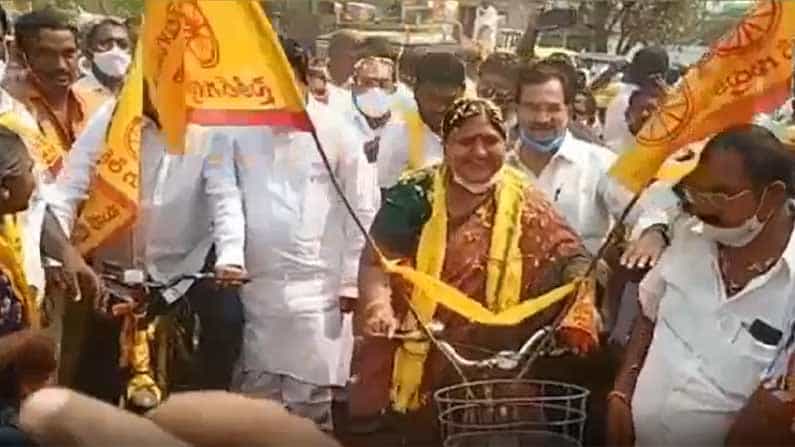 ఇలా పనబాక లక్ష్మి అందరితో కలసిపోతూ ప్రచారంలో దూసుకుపోతున్నారు. నాలుగుసార్లు ఎంపీగా, రెండు సార్లు మంత్రిగా పనిచేసిన పనబాక లక్ష్మి ప్రచారంలో తనదైన శైలి చూపిస్తున్నారు. తడ మండలం అక్కంపేట వద్ద ఈ వినూత్న దృశ్యాలు కనిపించాయి.