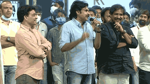 చిరంజీవి ఇచ్చిన స్ఫూర్తి వల్లే రాజకీయాల్లోకి వచ్చా..! అభిమానులు లేకపోతే పవన్ కల్యాణ్ లేడు.. ప్రీ రిలీజ్ ఈవెంట్లో వకీల్ సాబ్..
