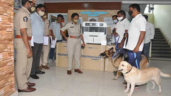 పోలీస్ కుక్కలకి కూలర్లు.. మెరుగైన విచారణకు దోహదపడతాయని విజయనగరం జిల్లా ఎస్పీ కొత్త స్టెప్