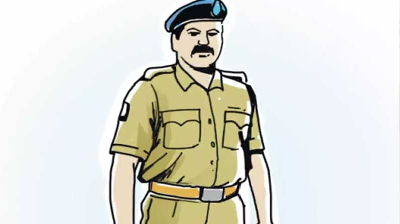 Police Punishment: సముంద్రంలోకి దూకి సరదాగా ఈత కొడదాం అనుకున్నారు.. కానీ పోలీసులుకు దొరికిపోయారు.. చివరకు ఏంచేశారంటే..