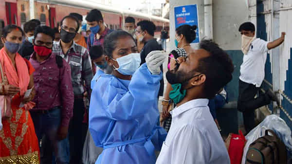 Telangana Corona: తెలంగాణ వ్యాప్తంగా కరోనా పంజా.. 4 లక్షలు దాటిన పాజిటివ్ కేసులు.. ఆదివారం ఒక్కరోజే 43 మంది మృతి