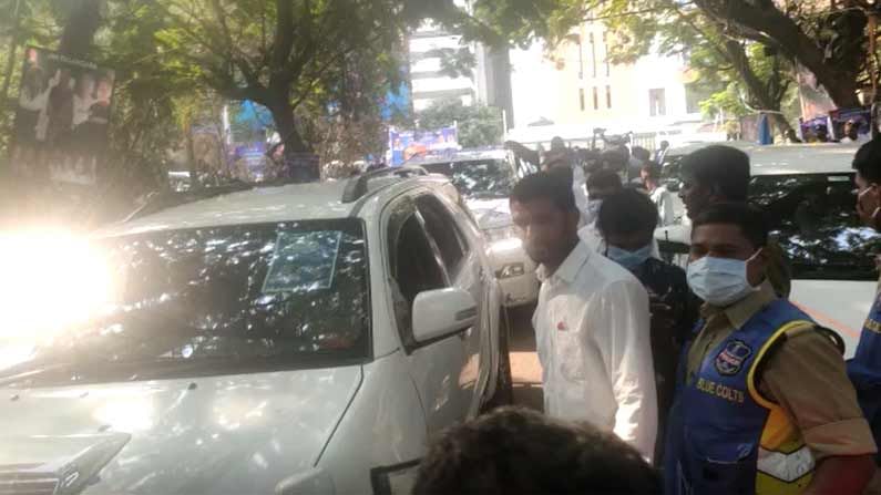 YS Sharmila convoy accident : షర్మిల కాన్వాయ్ లో ప్రమాదం, నాలుగు వాహనాలు ఢీ కొని పలువురికి గాయాలు.!