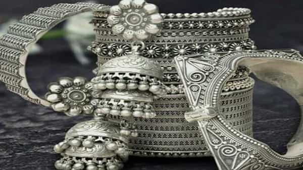 Silver Price Today: బంగారం బాటలోనే వెండి.. భారీగా తగ్గిన ధరలు.. ఇవాళ రేట్స్ ఇలా ఉన్నాయి...