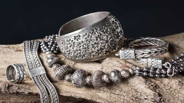 Silver Price Today: దేశీయంగా స్వల్పంగా పెరిగిన వెండి ధరలు.. హైదరాబాద్లో మాత్రం తగ్గింది..తాజా ధరల వివరాలు..!