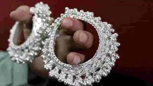 Silver Price Today: బంగారం అలా.. వెండి ధరలు ఇలా.. మరోసారి స్వల్పంగా పెరిగిన సిల్వర్.. ఇవాళ రేట్స్..
