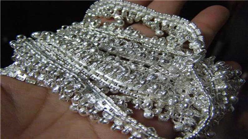 Silver Price Today: స్థిరంగా కొనసాగుతున్న వెండి ధరలు.. హైదరాబాద్‏లో ఇవాళ 10 గ్రాముల సిల్వర్ రేట్ ఎంతంటే..
