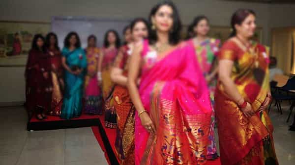 Fashion show : విశాఖలో శ్రీమతి వైజాగ్ ట్రెడిషనల్ ఫ్యాషన్ షో ఫైనల్.. ర్యాంప్ పై హంస నడకలతో అదరగొట్టిన ఆంటీలు.!