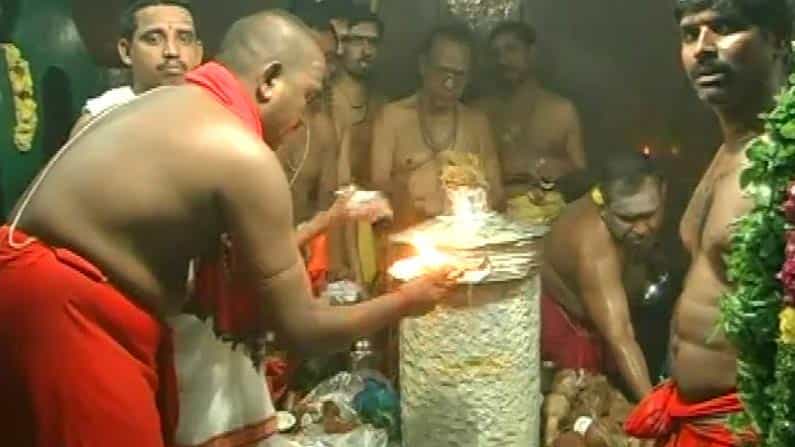 
ఈ ఆలయానికి పంచ నందీశ్వరాలయంగా కూడా పేరు. దేవాలయం ముందు భాగంలో రెండు నందులు, ధ్వజస్తంభం వద్ద మరో నంది, ఆలయ ప్రాంగణంలో ఒక నంది. దేవాలయం ఎదురుగా ఉన్న చంద్రపుష్కరిణిలో మరో నంది ఉండడం వల్ల ఆ పేరు వచ్చింది. దేశంలో ఉన్న స్పటికలింగాల్లో ఇది ఒకటి.
