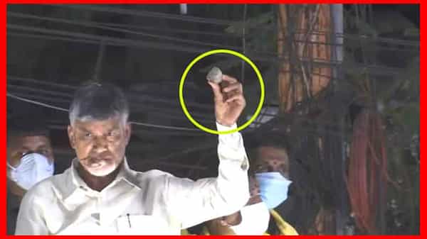 Tirupati Tension: చంద్రబాబు రోడ్ షోలో రాళ్ల దాడి.. మహిళతో సహా ఇద్దరికి గాయాలు.. రోడ్డుపై బైఠాయించి బాబు నిరసన