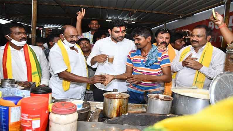 తిరుపతి టీడీపీ అభ్యర్థి పనబాక లక్ష్మి తరుపున నారా లోకేష్ పలు గ్రామాల్లో పాదయాత్ర చేస్తున్నారు. అలా రోడ్డుపై వెళ్తున్న సమయంలో ఓ చాయ్ వాలా దగ్గర ఆగి.. టీ తాగి కాసేపు ముచ్చట్లు పెట్టారు. స్టార్ హోటల్ లో కూడా టేస్ట్ రాదంటూ టీ సేవించారు. 