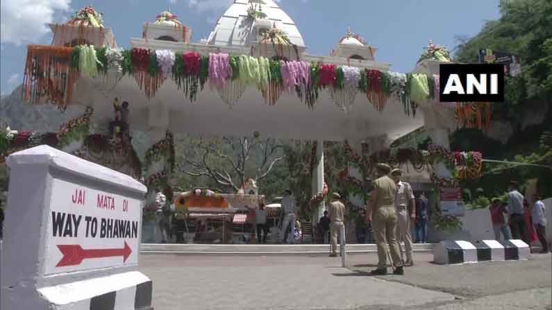 శరద్ (శరదృతువు) నవరాత్ర వేడుకలను వైష్ణవి దేవి ఆలయంలో ఘనంగా నిర్వహిస్తారు. దుర్గాదేవిని.. తొమ్మిది రూపాలుగా ఆరాధిస్తారు. ఈ  తొమ్మిది రోజులలో, భక్తులు దుర్గాదేవిని అత్యంత భక్తితో పూజిస్తారు. ర్గాదేవి మహిషాసుర అనే రాక్షసుడిపై విజయం సాధించినందుకు గుర్తుగా శరద్ నవరాత్రి వేడుకలను నిర్వహిస్తారు. చెడుపై మంచి విజయానికి గుర్తు అని భక్తుల నమ్మకం. 