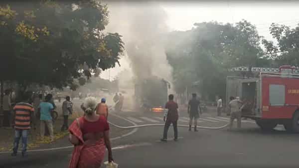 RTC Bus Fire : రోడ్డుపై వెళ్తోన్న ఆర్టీసీ వాల్వో బస్సులో అకస్మాత్తుగా చెలరేగిన మంటలు, ప్రమాద సమయంలో బస్సులో 15 మంది