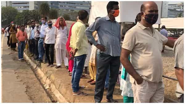 Corona Vaccine: దేశ వ్యాప్తంగా మూడో దశ వ్యాక్సినేషన్.. టీకాలు అందక జనం కష్టాలు.. ఇంతకీ ఏ రాష్ట్రం వద్ద ఎన్ని ఉన్నాయంటే..?