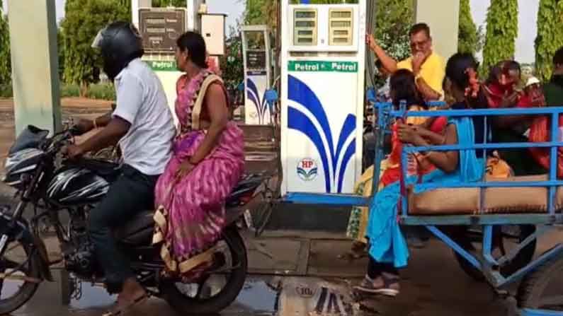 Viral Video: వాటే ఐడియా సర్జీ.. రైలుబోగీలా బైక్ కి ట్రాలీ తగిలించి ఏకకాలంలో పదిమంది ప్రయాణం.. వీడియో వైరల్