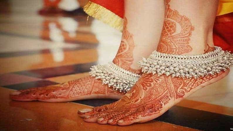అయితే శాస్త్రం ప్రకారం.. నారాయణుడికి పసుపు రంగు అంటే చాలా ఇష్టం. బంగారాన్ని విష్ణువుకు ఇష్టమైన వస్తువుగా భావిస్తారు. అలాగే దీనిని లక్ష్మీ దేవిగా భావిస్తారు.