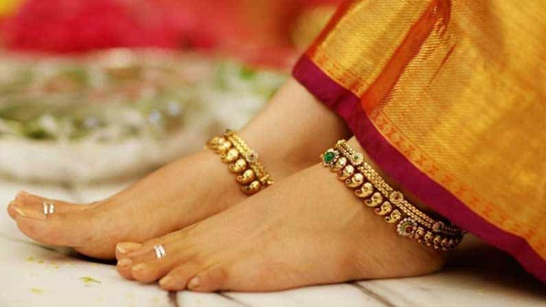 బంగారాన్ని పాదాలకరు ధరిస్తే.. లక్ష్మీ, నారాయణుడిని అవమానించినట్లు అవుతుంది. హిందూ గ్రంధాలలో పాదాలకు బంగారం ధరించవద్దని ఉంటుంది. ఇలా చేస్తే లక్ష్మీ దేవి కోపం వస్తుందని.. ఫలితంగా ఆర్థిక సమస్యలు ఎదుర్కోవలసి వస్తుందని చెబుతుంటారు.