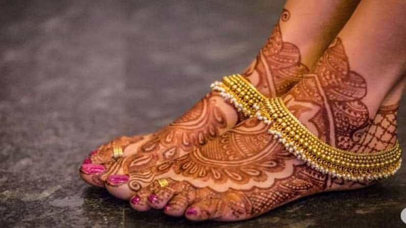 వాస్తవానికి ఆయుర్వేదంలో పాదాలు వెచ్చగా.. కడుపు మృదువుగా.. తల చల్లగా ఉండాలి అని ఓ సామెత ఉంటుంది. ఇవి ఆరోగ్యంగా ఉండే సహజ లక్షణాలు. అయితే నిజానికి బంగారం ఎక్కువగా వేడిని కలుగజేస్తుంది. అలాగే వెండి చల్లదనాన్ని ఇస్తుంది.