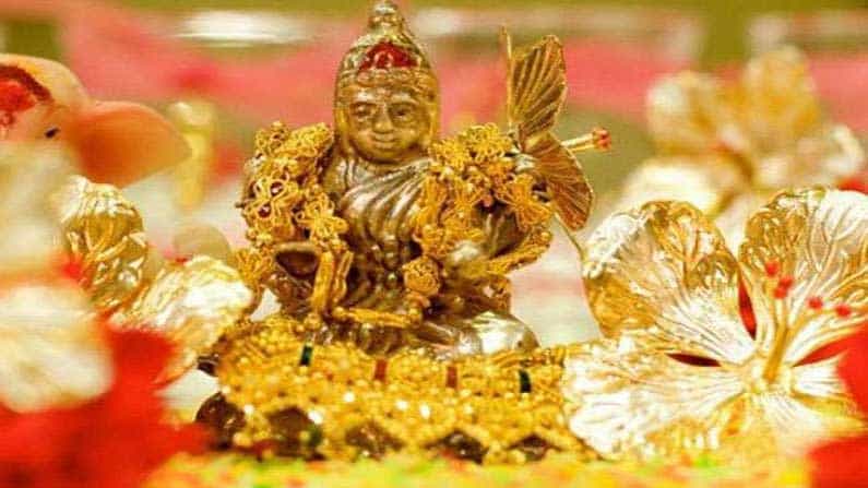 ఒకరినొకరు గౌరవించని ఇంట్లో ప్రతి విషయంపై తగాదాలు ఉన్న చోట. మాటల్లో కఠినత్వం ఉన్న చోట లక్ష్మి దేవి ఉండదు. కాబట్టి ఎల్లప్పుడూ మీ మధురంగా మాట్లాడాలి. అలాగే ఇళ్ళును ఎప్పుడూ ప్రశాంతంగా ఉంచాలి.