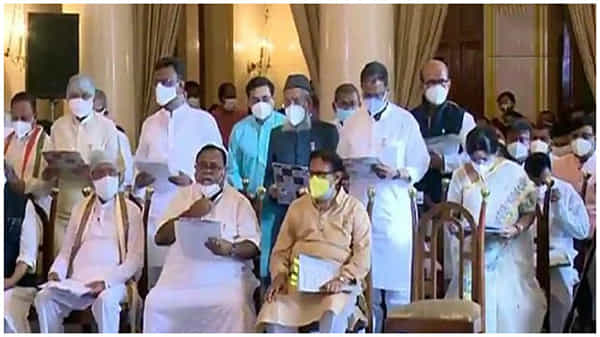 బెంగాల్ లో 43 మంది మంత్రుల ప్రమాణ స్వీకారం, రాజ్ భవన్ లో నిరాడంబరంగా కార్యక్రమం, సీఎం మమత సన్నిహితులకు అందలం