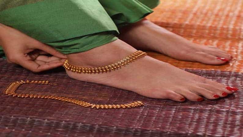 మన శరీరంలో బలం అనేది కింది నుంచి పైకి ప్రవహిస్తుంది. కాబట్టి చల్లటి స్వభావం గల వెండిని పాదాలపై ధరించినప్పుడు .. చల్లదనాన్ని శరీరానికి అందచేస్తుంది అని నమ్మకం.