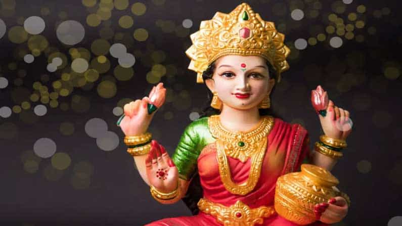 లక్ష్మీ దేవి మురికి బట్టలు ధరించే వారిని వదిలేస్తుంది. డబ్బు, పేదరికం మన చేతుల్లో ఉండకపోవచ్చు. కానీ ప్రతి పరిస్థితిలోనూ మనం పరిశుభ్రతను కాపాడుకోవచ్చు. కాబట్టి ఎల్లప్పుడూ పరిశుభ్రంగా ఉండాలి.. అలాగే శుభ్రమైన బట్టలు ధరించాలి.