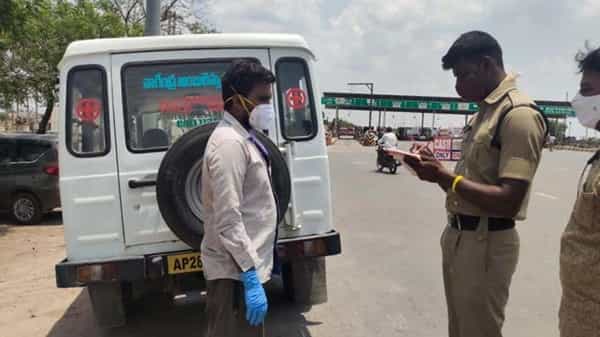 AP Ambulance: హైదరాబాద్లోకి ఏపీ అంబులెన్స్ల అనుమతి నిరాకరిస్తోన్న వేళ.. కీలక ప్రకటన చేసిన ఏపీ పోలీసులు..
