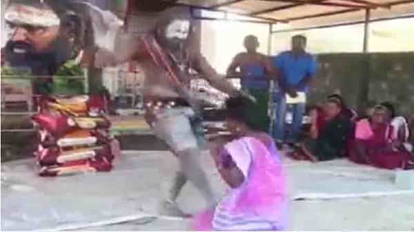 Whip Baba: దెయ్యం వదిలిస్తానంటూ దొంగ స్వామి ఆగడాలు.. కొరడాలతో కొట్టి.. కాలితో తన్నుతున్న విభూది బాబా..!
