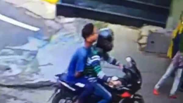 Shocking Video: మొదట వృద్దురాలి మెడలోని నగలు లాక్కెళ్లారు.. మళ్లీ వెనక్కి వచ్చి చెవికమ్మలు కూడా దోచేశారు..