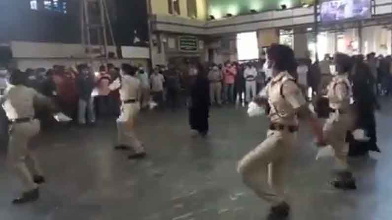 Chennai Railway Police: చెన్నై రైల్వేస్టేషన్ లో పోలీసుల ఎంజాయ్ ఎంజామీ.. ఎందుకో తెలుసా.. Viral Video